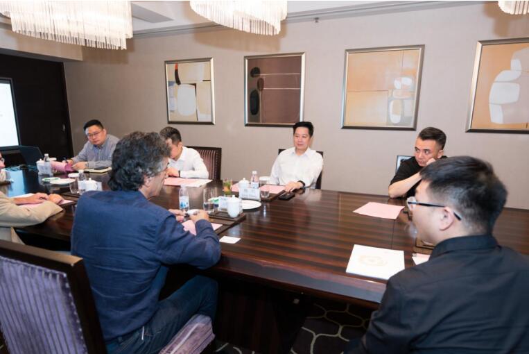 集团党委副书记、副董事长、总经理杨川会见维尼奥拉艺术研究中心创始人皮耶罗·洛卡瑟卡教授一行