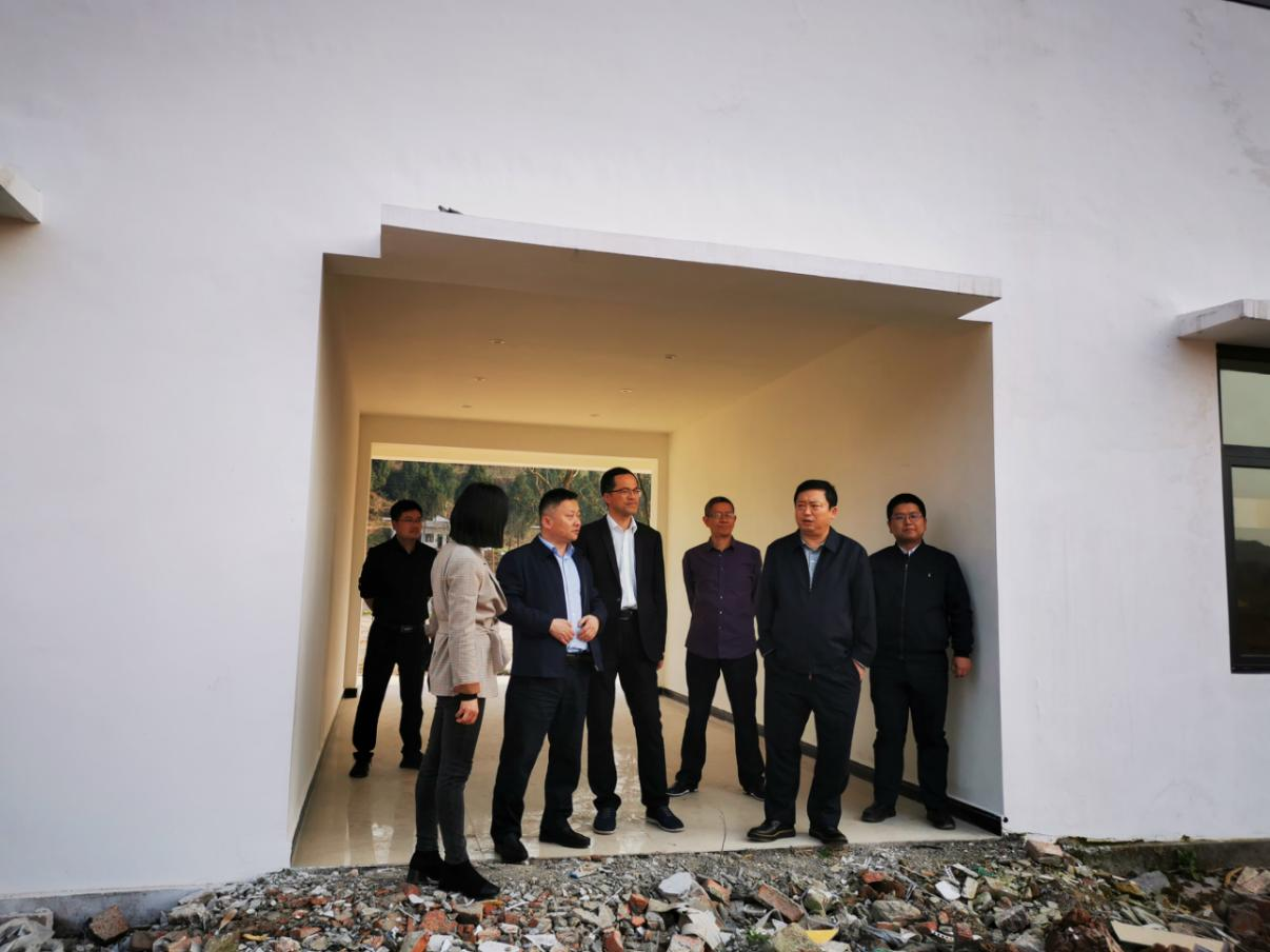 尊龙凯时集团党委副书记、董事陈日到邓家沟村开展帮扶工作