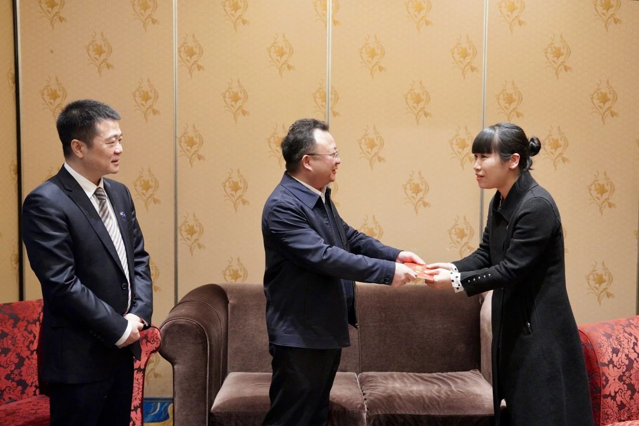 省国资委党委委员、副主任何政一行走访慰问省尊龙凯时集团生活困难党员