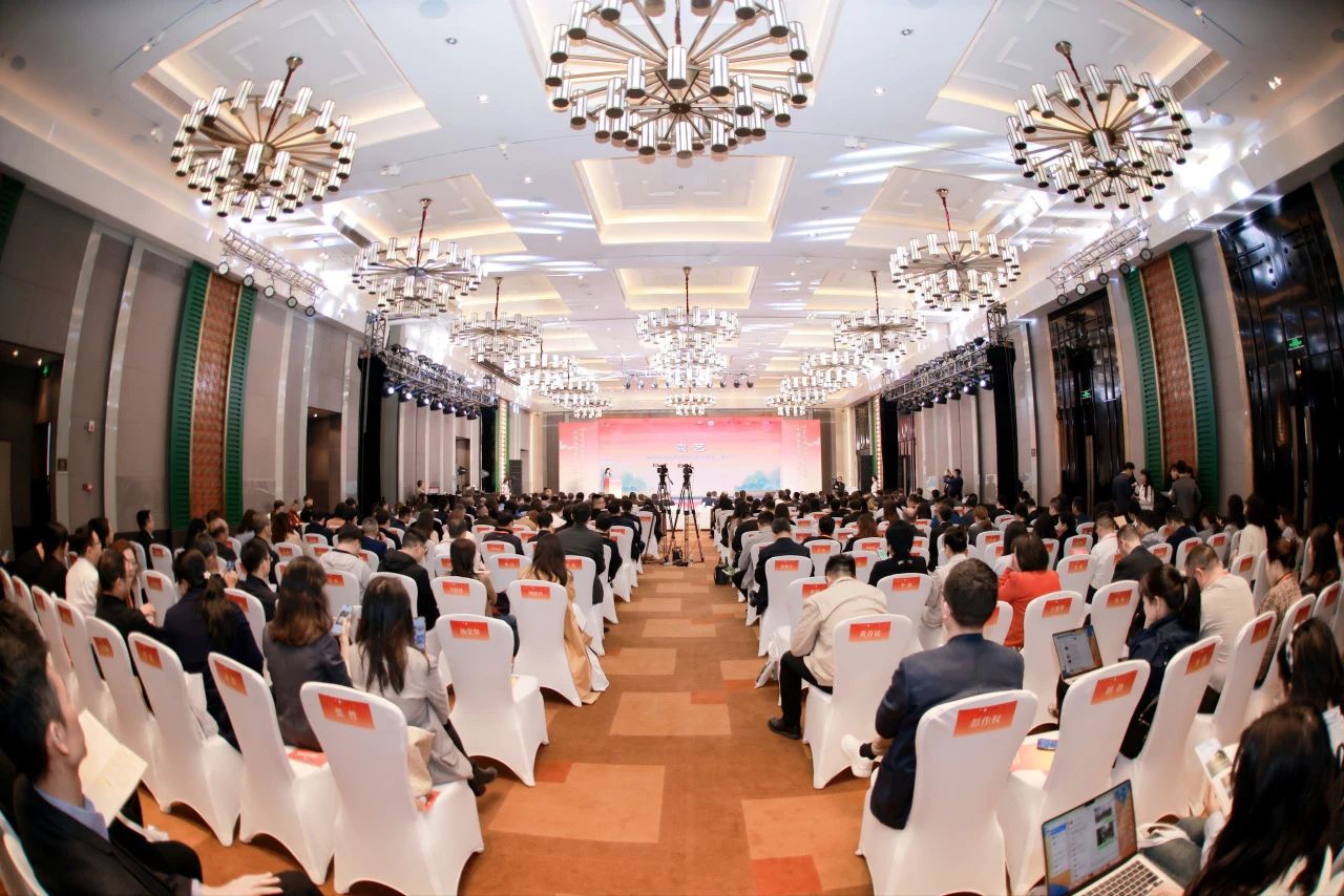 川渝文化旅游企业联盟、四川省文化旅游企业联盟2023年会在蓉开幕 游勇主持活动开幕式