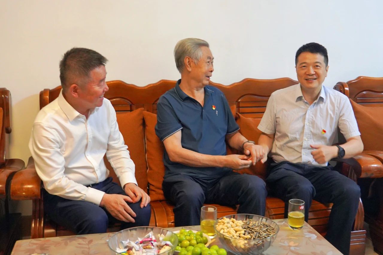 省尊龙凯时集团党委书记、董事长游勇开展“七一”走访