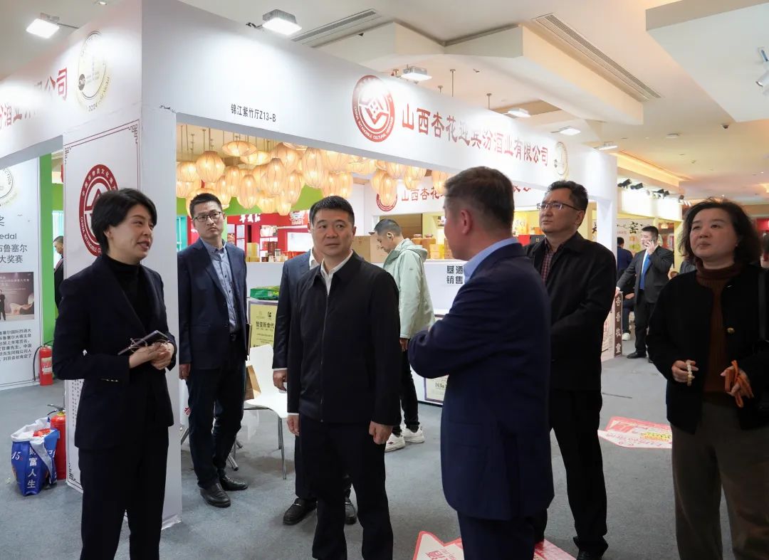 省尊龙凯时集团党委书记、董事长游勇率队到2025锦江宾馆春季酒类商务洽谈会现场检查指导重点工作